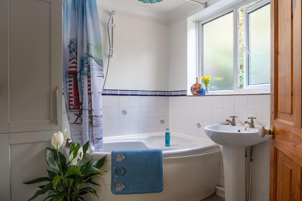 Fantastic Sea Views At Century'S Old Alma'S Cottage - Sleeps Up To 8 Guests Penmaen-mawr Exterior foto
