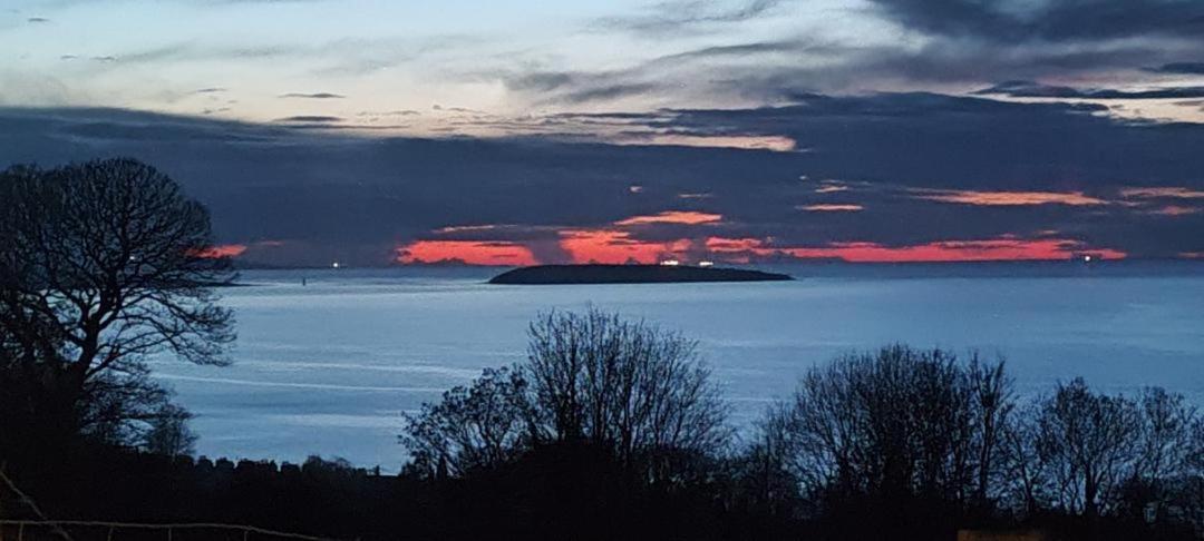 Fantastic Sea Views At Century'S Old Alma'S Cottage - Sleeps Up To 8 Guests Penmaen-mawr Exterior foto